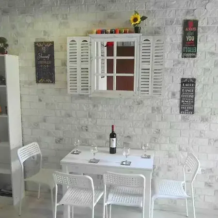 The White House Of Rhodes Apartman *